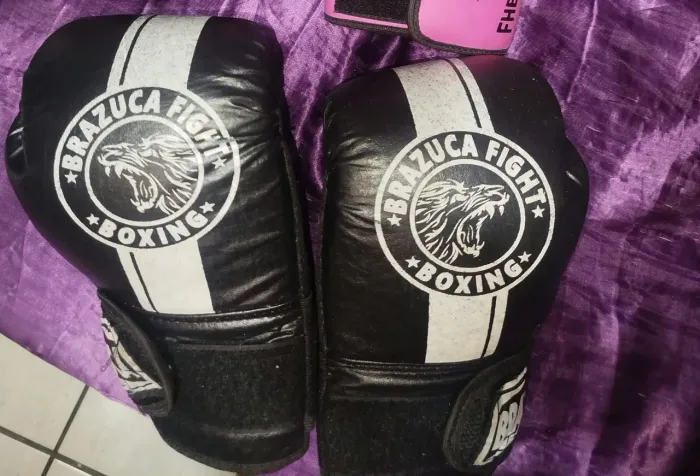 luva de boxe preta