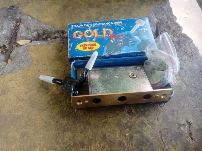 Fechadura de porta três pinos