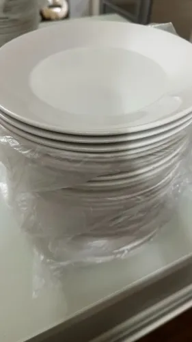Pratos brancos rasos de 24cm e de 19cm