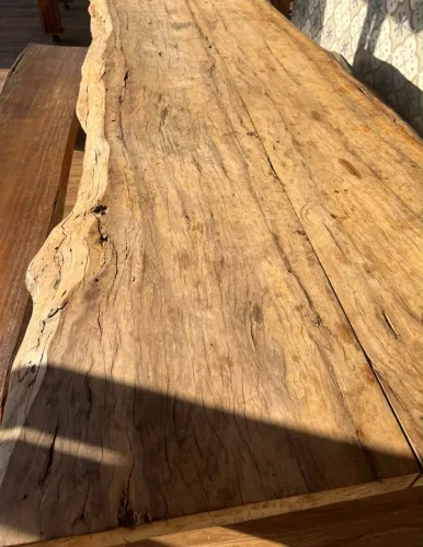 Mesa de madeira angá