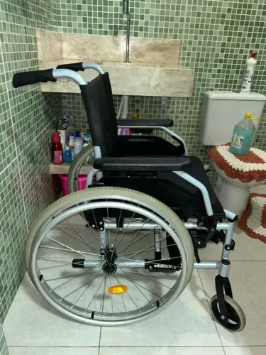 CADEIRA DE RODAS ÓTIMO ESTADO !!!