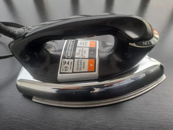 Ferro de passar roupas Black Decker 110V funcionando