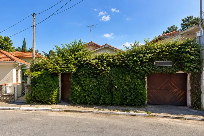Casa comercial na Rua Icamaquã, 107 248 m²