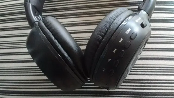 Headset com display no fone. Awesome. Cartão de memória. Rádio Fm. Excelente qualidade de