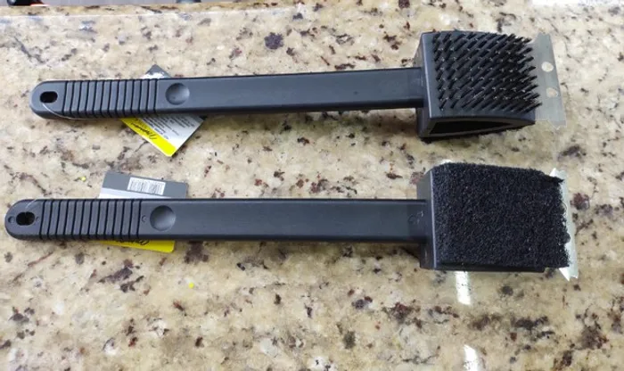 Escova de Aço, com Espátula e Esponja Com e Sem Cabo, Para Limpar Grelha de Todos os Tipos