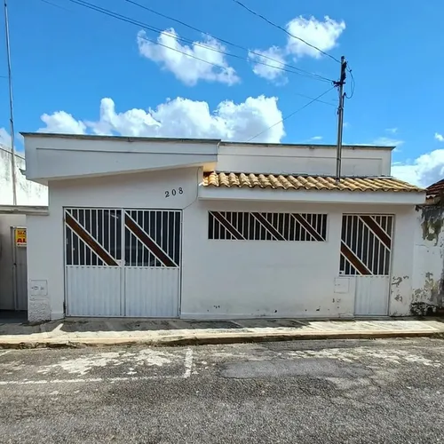 Casa com 3 moradas a venda no centro de Varginha
