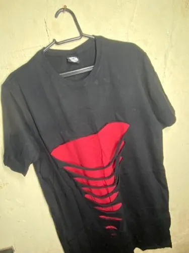 Camisa preta e vermelha estampa rasgada