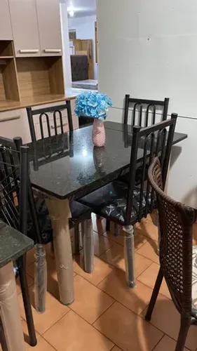 Mesa De Granito Com 04 Cadeiras Nova