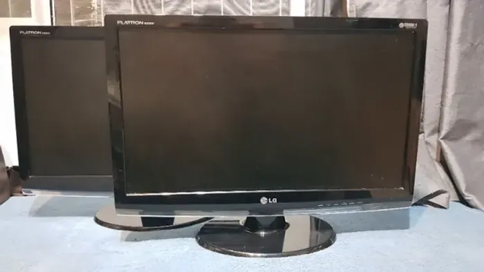 2 Monitores LG Flatron W2353V