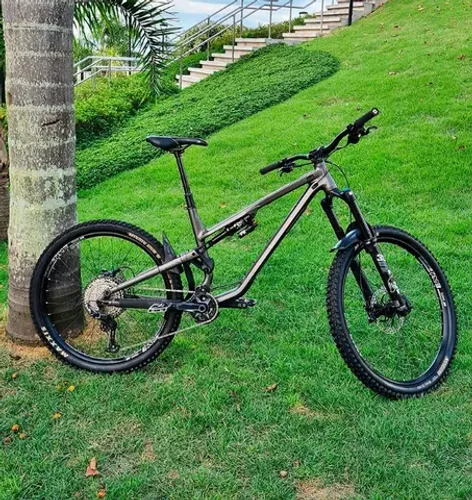 Bike Enduro Commencal Meta SX, Tamanho L, Suspensão e Shock FOX