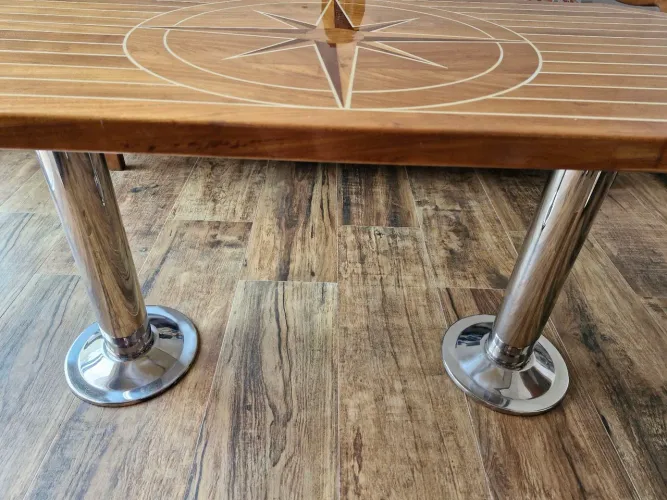 Mesa naval em teka