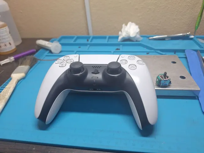 Manutenção/Reparos em video games e manetes, limpeza e troca de pasta termica.
