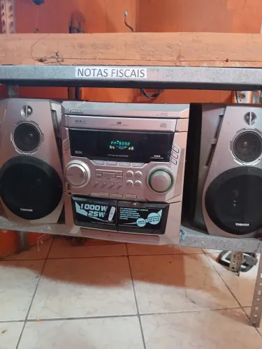 Som antigo com duas caixas de som  