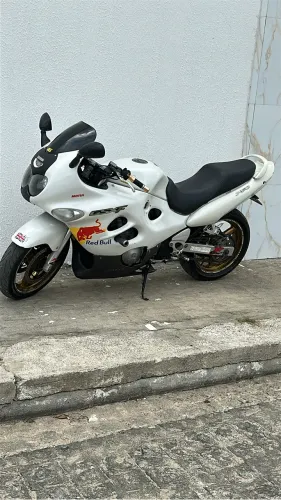 Moto Suzuki GSX-R 750cc (Mônica)