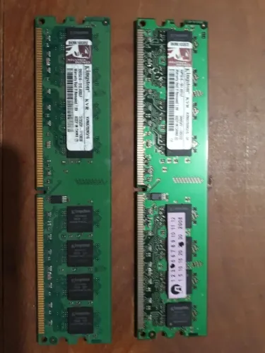Kit com 2 memórias Kingston DDR2 667MHz de 1GB