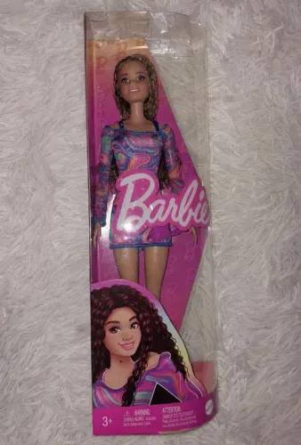 Barbie fashionista na caixa 