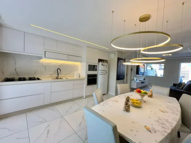 Sobrado para venda possui 100 metros quadrados com 2 quartos em Morretes - Itapema - SC