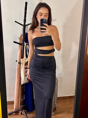 Vestido longo preto com recorte