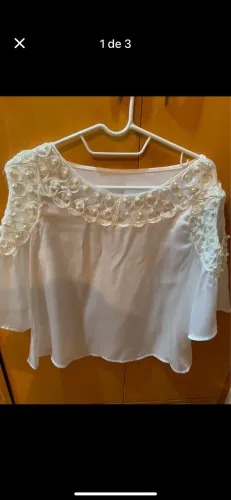 Blusa branca acetinada com detalhes em pérolas 