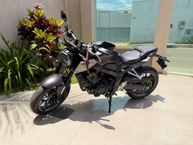 IMPERDÍVEL CB 650R NOVA