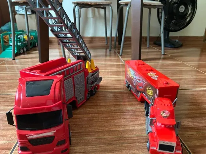 Kit Caminhão de Bombeiro + Caminhão do Mec