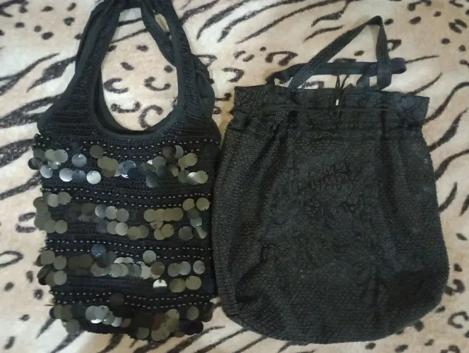 Duas bolsas pretas de festa de tricô