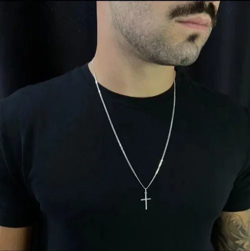 Cordão de prata fino com crucifixo 925