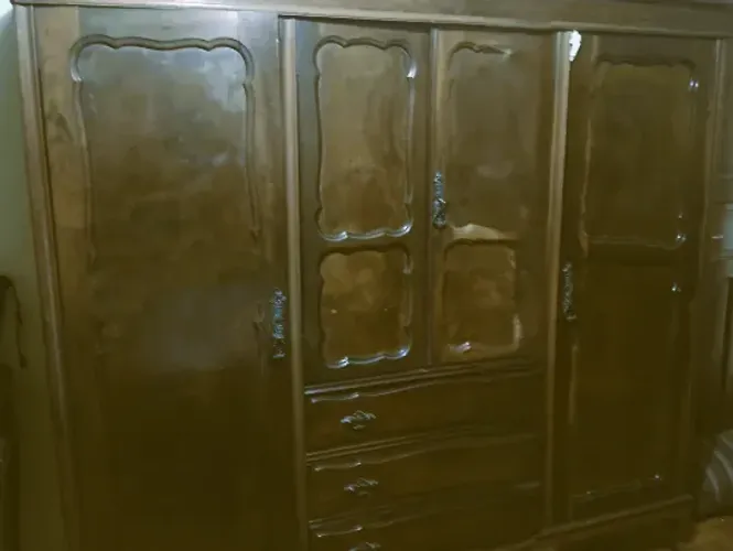 Moveis de quarto antigos. Cama, penteadeira, guarda-roupas e cômoda.