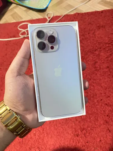 iPhone 16 pro Max 256 gb blindado na frente e atrás garantia até novembro tudo perfeito