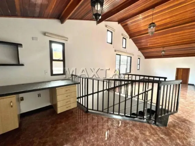 Sobrado para locação de 200m², com 3 quartos sendo 2 suites e 4 vagas, na Penha.