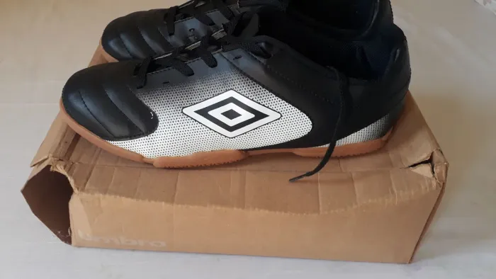Tênis futsal umbro 43