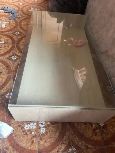 Mesa de centro em madeira com tampo de vidro