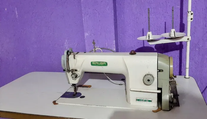 Máquina de Costura reta Industrial Siruba