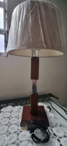 Abajour de madeira e metal.