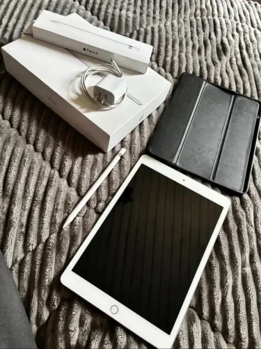 IPad 8° geração, 10.2 polegadas + Apple Pencil 1° geração + case