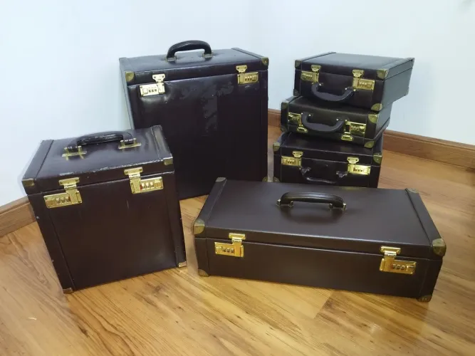 Malas Bau vintage em Couro com travas segredo