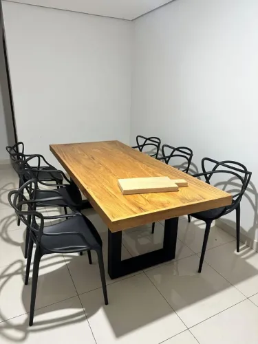 Linda mesa de madeira maciça artesanal