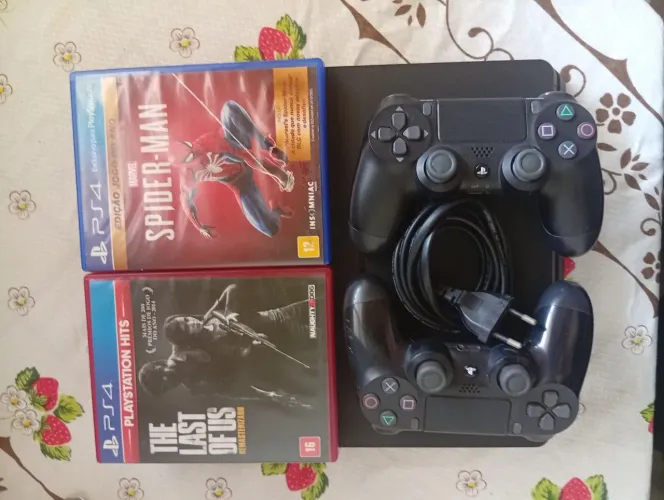 PS4 Slim (modelo CUH-2116A) + 2 controles e jogos