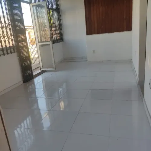 Aluga-se casa nos altos, dois quartos na Cremação.