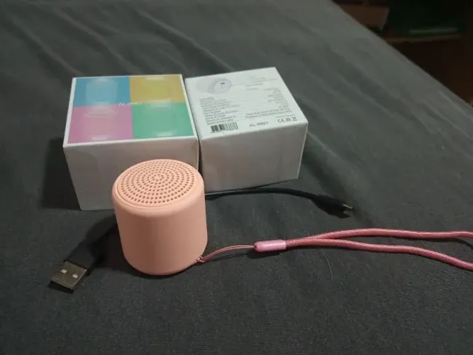 Mini caixa de som bluetooth , Rosa , acompanha o cabo usb