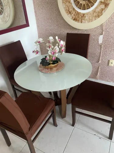 Mesa com 4 cadeiras em madeira imbuia da Jacaúna