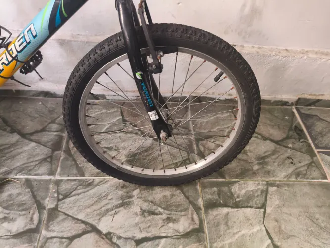 Vendo bicicleta aro 20, usada, com pequeno defeito no aro, mas não impede de usar