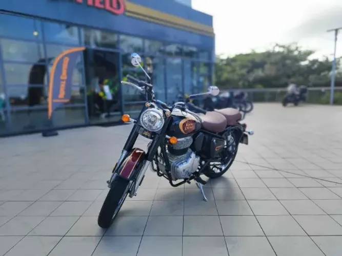 Royal Enfield Classic 350cc Halcyon Black 2023 -  Fernanda 