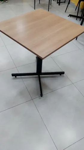 Conjunto de 08 mesas em MDF com pés de metal medindo: 0,70 x 0,70 x 0,72 (alt)