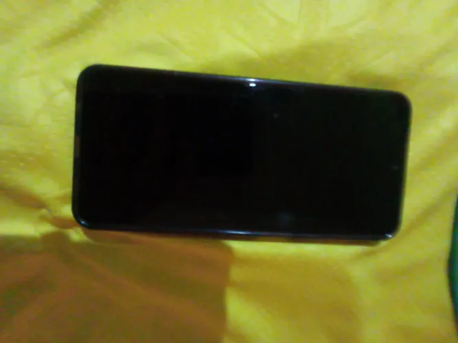 Samsung Galaxy A04s branco com capinha tela quebrada