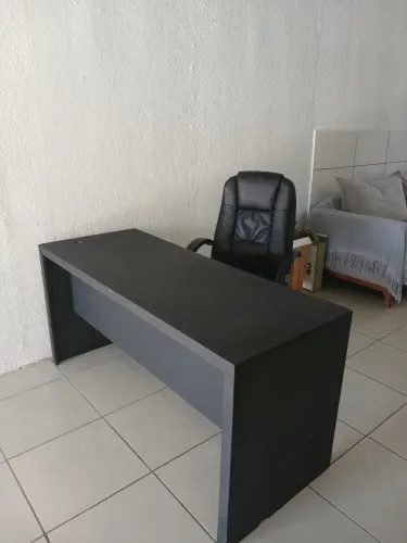 Mesa de escritório e cadeira