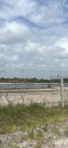 Tela de alambrado e mourões de concreto