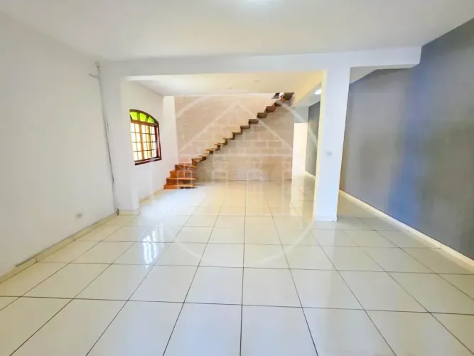 Sobrado com 3 Quartos, Edícula, Churrasqueira e 2 Vagas para Venda e Locação na Vila Rosch