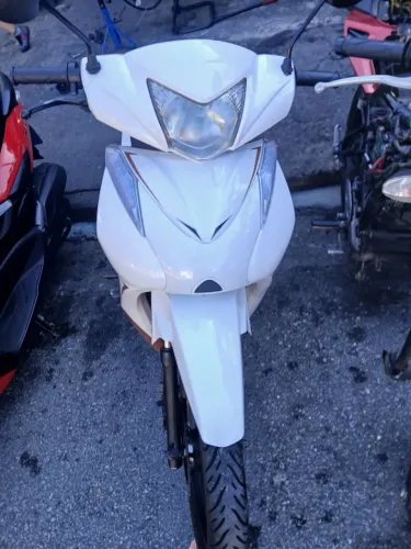 Moto praticamente zerado, em perfeitas condições 