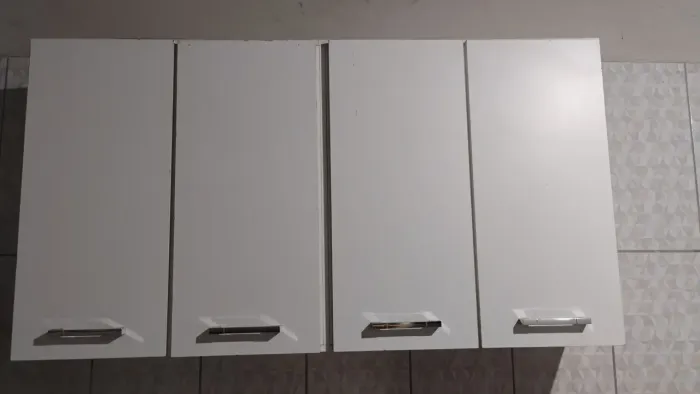 Armário 4 portas com divisórias 4x4 medindo 1x 05 Um por meio